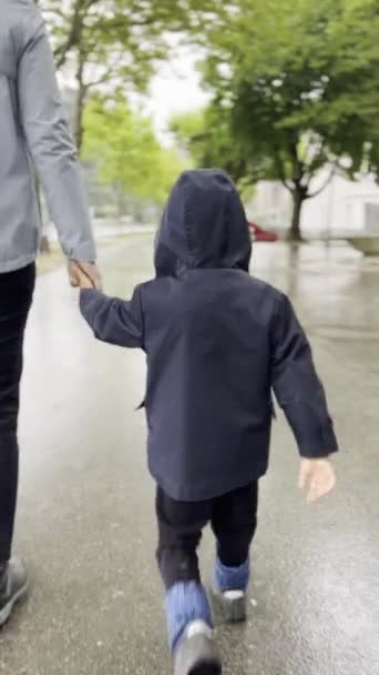 Esős Nap Séta Anya Fia Csomagban Kéz Kézben Sétálni Mellett — Stock videók