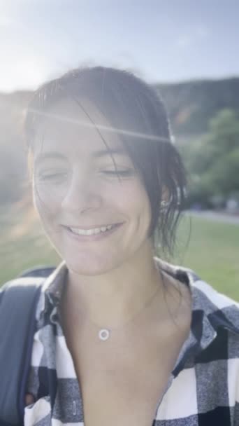 Güneşli Gün Keyfi Kadın Rüzgarın Ortasında Gülümser Göz Kırpar — Stok video