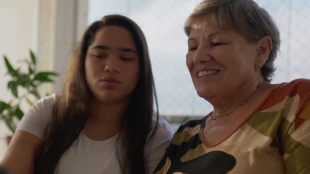 Ευτυχισμένη Νεαρή Ασιάτισσα Εγγονή Που Βοηθάει Μια Καυκάσια Γιαγιά Πάρει — Αρχείο Βίντεο