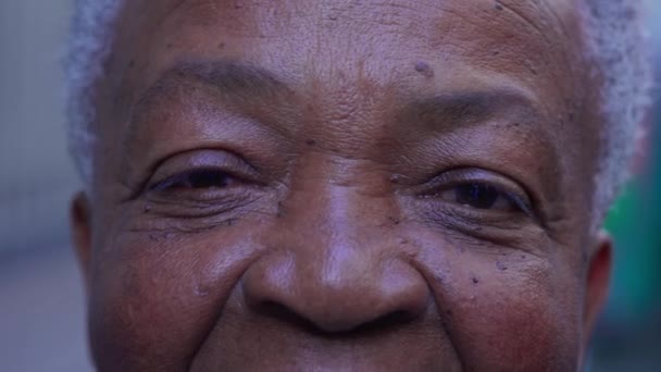 Makro Zbliżenie Radosny Czarny Brazylijczyk Oczy Uśmiechnięte Kamery — Wideo stockowe