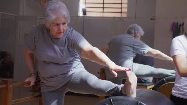 Žena Pilates Trenér Vedení Starší Ženy Protáhnout Nohu Třídě Fyzioterapie — Stock video