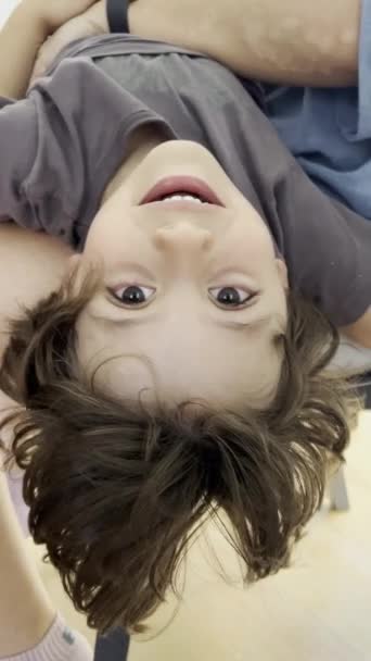 Παιχνιδιάρικη Στιγμές Αγόρι Διασκεδάζοντας Ενώ Ανάποδα Κάτω Στο Lap Της — Αρχείο Βίντεο