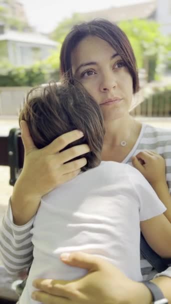 日间公园长椅舒适 母亲安慰儿子 — 图库视频影像