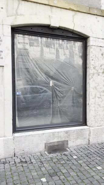 Pencereleri Koruyucu Plastik Kaplamalarla Korunan Tarihi Bir Binanın Restorasyonuna Tanık — Stok video
