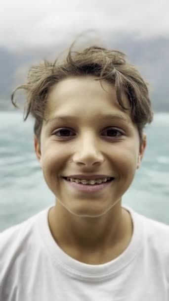 Alegría Los Adolescentes Primer Plano Adolescente Sonriente Con Lago Montañas — Vídeos de Stock