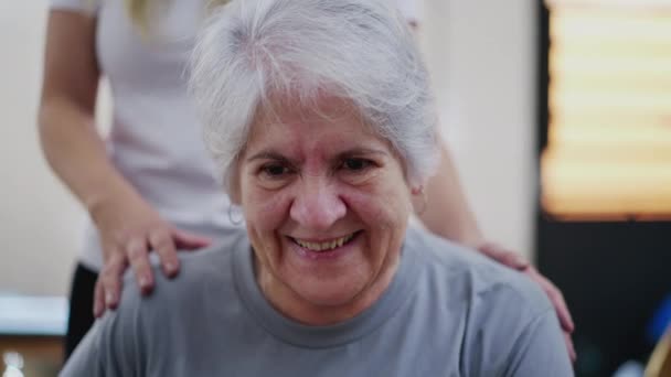 Detailní Portrét Usměvavé Starší Ženy Šedými Vlasy Při Pohledu Fotoaparát — Stock video