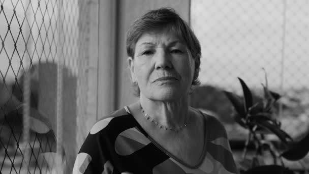 Yaşlı Bir Kadının Dramatik Bir Portresi Tek Renkli Siyah Beyaz — Stok video