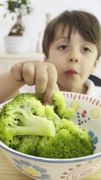 Rozważny Dzieciak Starannie Dobiera Kawałki Brokułów Cieszyć Się Nimi Dłońmi — Wideo stockowe