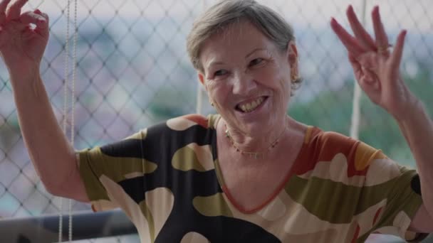 Freudige Generationen Vereint Von Großmutter Und Enkelin Bei Herzerwärmendem Wiedersehen — Stockvideo