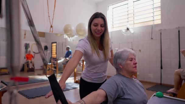 Senior Woman Bierze Udział Sesji Pilates Trenerką Podkreślając Zdrowie Kręgosłupa — Wideo stockowe
