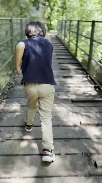 儿童森林冒险 小男孩试图用小径穿过木桥 但爬行时的疲劳 — 图库视频影像