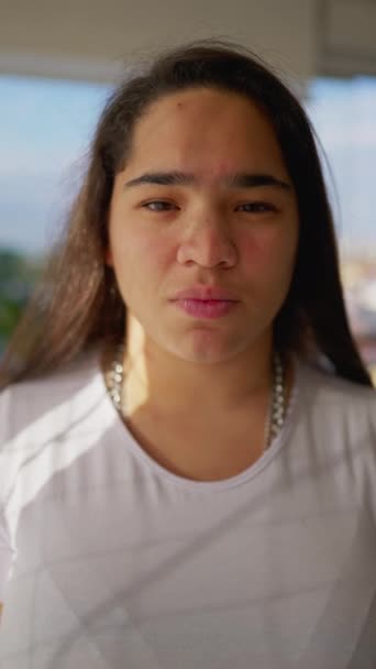 Портрет Молодой Женщины Каштановые Волосы — стоковое видео