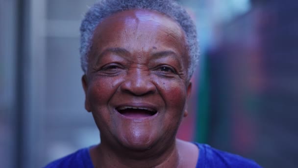 Portret Przyjaznej Czarnej Starszej Brazylijki Bliska Uśmiechniętej Śmiejącej Się Twarzy — Wideo stockowe