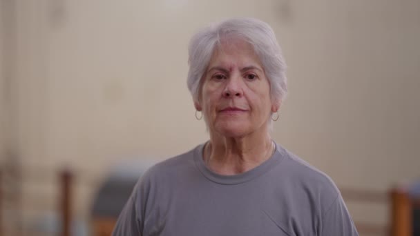Donna Anziana Faccia Primo Piano Guardando Fotocamera Con Espressione Neutra — Video Stock