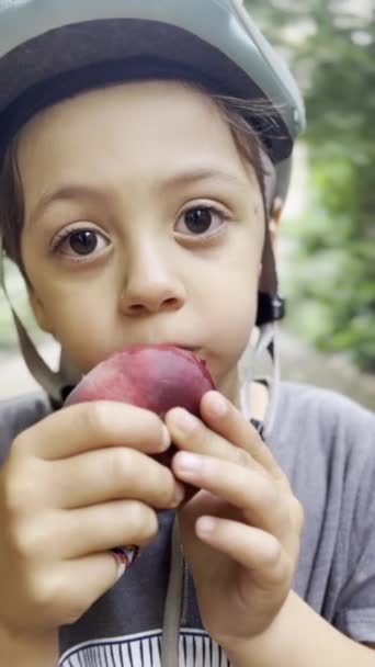 Snack Saludable Parque Boy Stands Con Casco Bicicleta Puesto Disfrutando — Vídeos de Stock