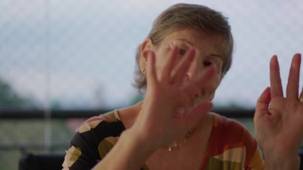 Mujer Mayor Saludando Despidiéndose Webcam Pov Hablando Con Miembro Familia — Vídeos de Stock