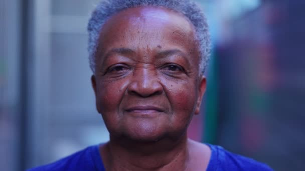 중립적 표정으로 카메라를 나이든 여성의 얼굴을 클로즈업 아프리카 미국인 할머니의 — 비디오