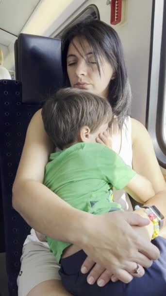 Amoroso Passeio Trem Mãe Segura Seu Filho Perto Janela — Vídeo de Stock