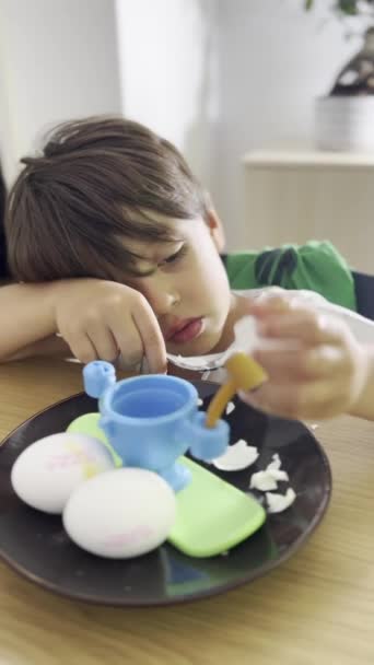 Ranní Potěšení Mladý Chlapec Relishing Vejce Milovaný Spoon Stand — Stock video