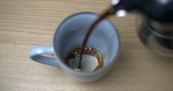 Kahveyi Yavaş Çekimde Fincana Dolduruyorum 800 Hızla Siyah Sabah Içkisi — Stok video