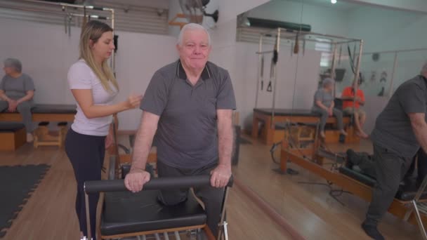 Homme Âgé Concentrant Sur Santé Colonne Vertébrale Étirement Avec Machine — Video