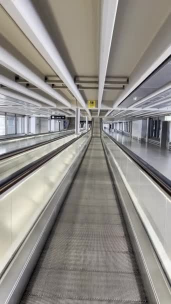 Luchthaventerminal Beklimming Van Een Inclusieve Automatische Toegangshelling — Stockvideo