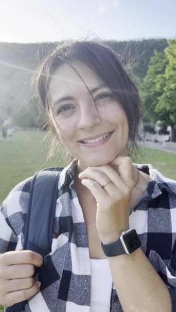 Насолоджуйтесь Спокійною Красою Посмішки Молодої Жінки Коли Вона Стоїть Парку — стокове відео