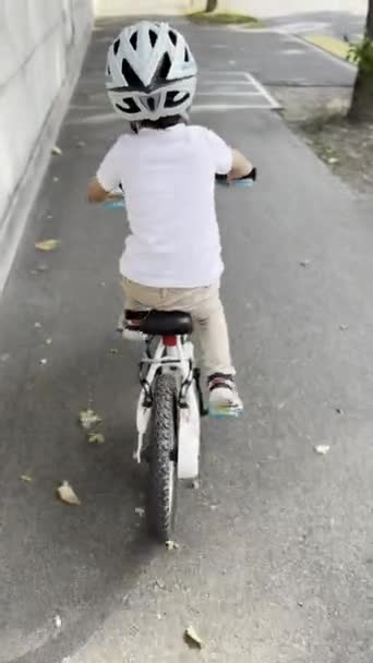 Ενθουσιασμός Ποδηλασίας Αγόρι Στο Κράνος Αγωνίζεται Στην Απόσταση Ποδήλατό Του — Αρχείο Βίντεο
