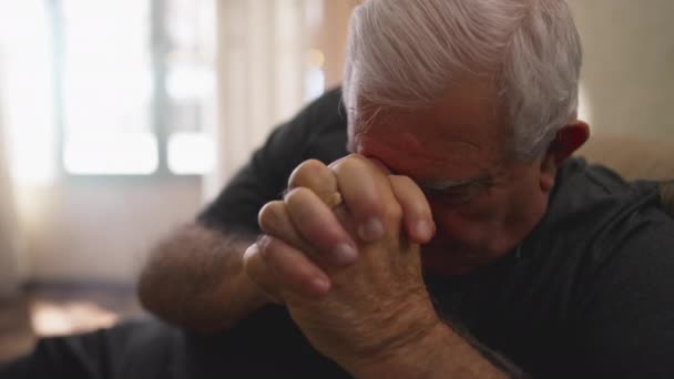 Hoffnungsvoller Älterer Mann Der Hause Der Einsamkeit Betet Treue Ältere — Stockvideo