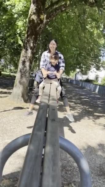 Neşeli Aile Zamanı Anne Oğul Sendeliyor Baba Sırasını Beklerken — Stok video