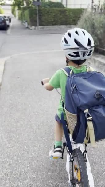 Bezpieczne Dziecko Rowerze Kaskiem Sprawdza Obie Strony Przed Przejściem Przez — Wideo stockowe