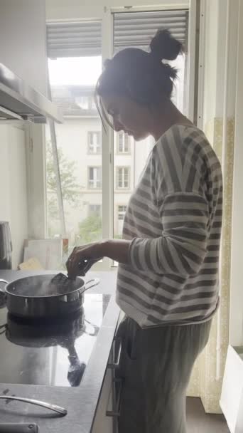 Upplev Moderskapets Vardag När Mor Lagar Mat Medan Hennes Ivriga — Stockvideo
