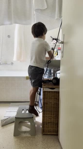 Patrz Jak Mały Samowystarczalny Chłopiec Myje Ręce Niezależnie Przy Wysokim — Wideo stockowe