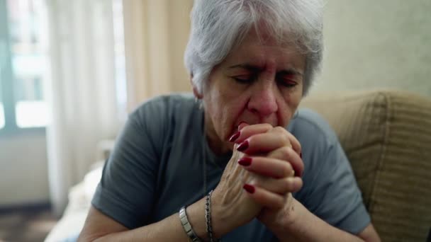 Mujer Anciana Caucásica Soledad Comprometida Oración Esperanzadora Hogar Manifestación Por — Vídeo de stock