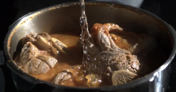Verter Agua Preparación Alimentos Pollo Dentro Sartén Capturada Cámara Súper — Vídeos de Stock