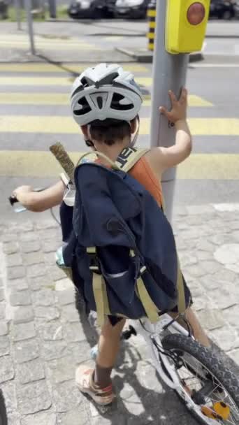 Utcai Biztonság Fiú Sisakkal Hátizsákkal Bike Waits Sétálóutcában Biztonságos Utcai — Stock videók