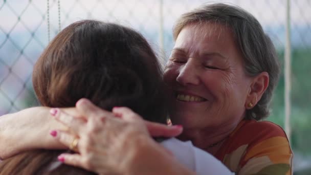 快乐的一代联合大妈拥抱孙女的场景在温馨的团聚中 — 图库视频影像