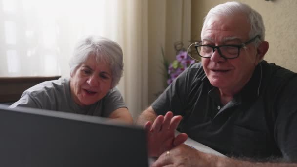Starsza Para Zaangażowana Komunikację Odległość Poprzez Konferencję Wideo — Wideo stockowe