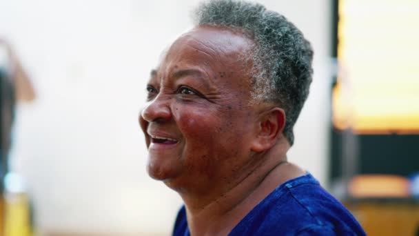 Glad Äldre Kvinna Skrattar Och Ler Närbild Ansikte Svart Brasiliansk — Stockvideo