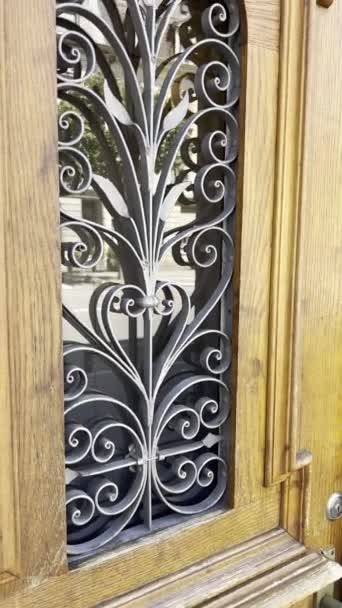 欣赏精致手工制作的木制入口门的工艺 门上装饰着玻璃板和复杂的金属细节 — 图库视频影像
