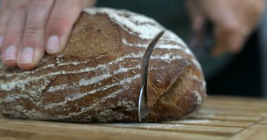 Uçan ekmek kırıntıları ve unla dilimlenmiş Ekmek Yakalama