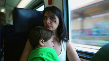 Anne ve oğul hızlı bir tren yolculuğundalar. İç gözlem yapan anne derin düşüncelere dalmış.