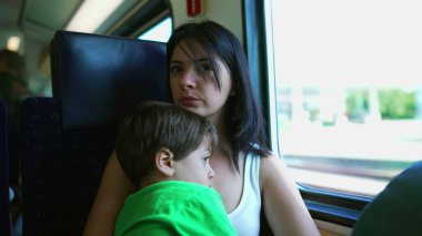 Anne ve oğul hızlı bir tren yolculuğundalar. İç gözlem yapan anne derin düşüncelere dalmış.