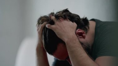 Endişeler Dünyası 'nda kapana kısılmış: Stres ve Duygusal Kargaşa ile Mücadele eden Endişeli Bir Genç Adamın Portresi, Umutsuzluk ve Umutsuzluk Bakışıyla Belirsiz Geleceğinin Uçurumuna Bakmak