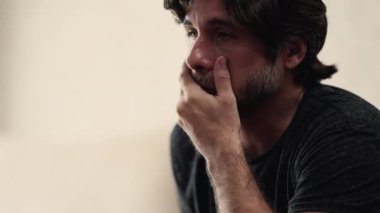 Düşünceli ifadeli dalgın bir genç adam. Stresli, endişeli, 30 'lu yaşlarında, yakın çekim yüzlü bir erkek.