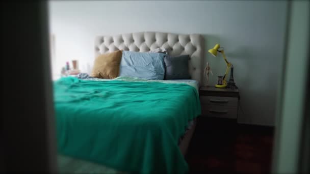 Casual Υπνοδωμάτιο Εσωτερικό Κρεβάτι Και Σεντόνια Λάμπα Πλευρά Και Στρώμα — Αρχείο Βίντεο