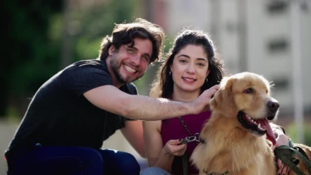 Χαρούμενο Ζευγάρι Που Χαϊδεύει Σκύλο Έξω Άντρας Και Γυναίκα Ποζάρουν — Αρχείο Βίντεο