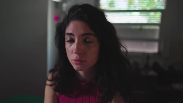 Portrait Solitude Young Woman Bleak Expression Weerspiegelt Haar Innerlijke Onrust — Stockvideo