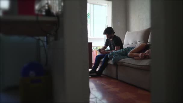 Samotna Para Czująca Się Samotna Domu Chłopak Patrzy Smartfon Kobieta — Wideo stockowe