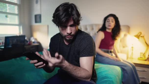 Ung Man Ignorerar Kvinna När Använder Smartphone Enhet Par Kris — Stockvideo